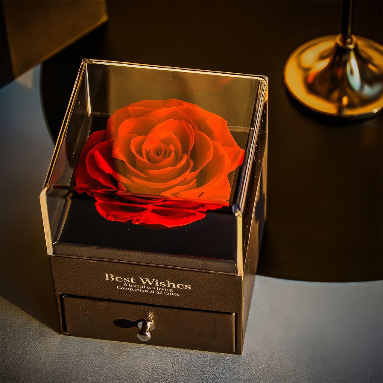 Стабілізована троянда в подарунковій коробці з кулоном