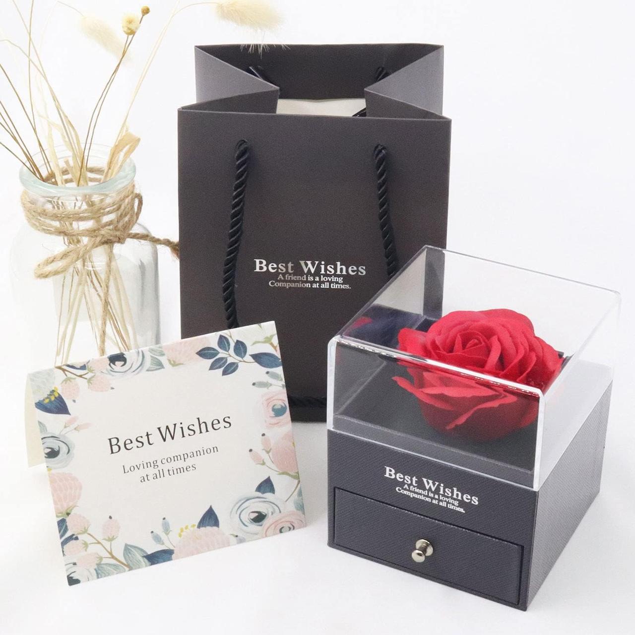 Стабілізована троянда в подарунковій коробці з кулоном